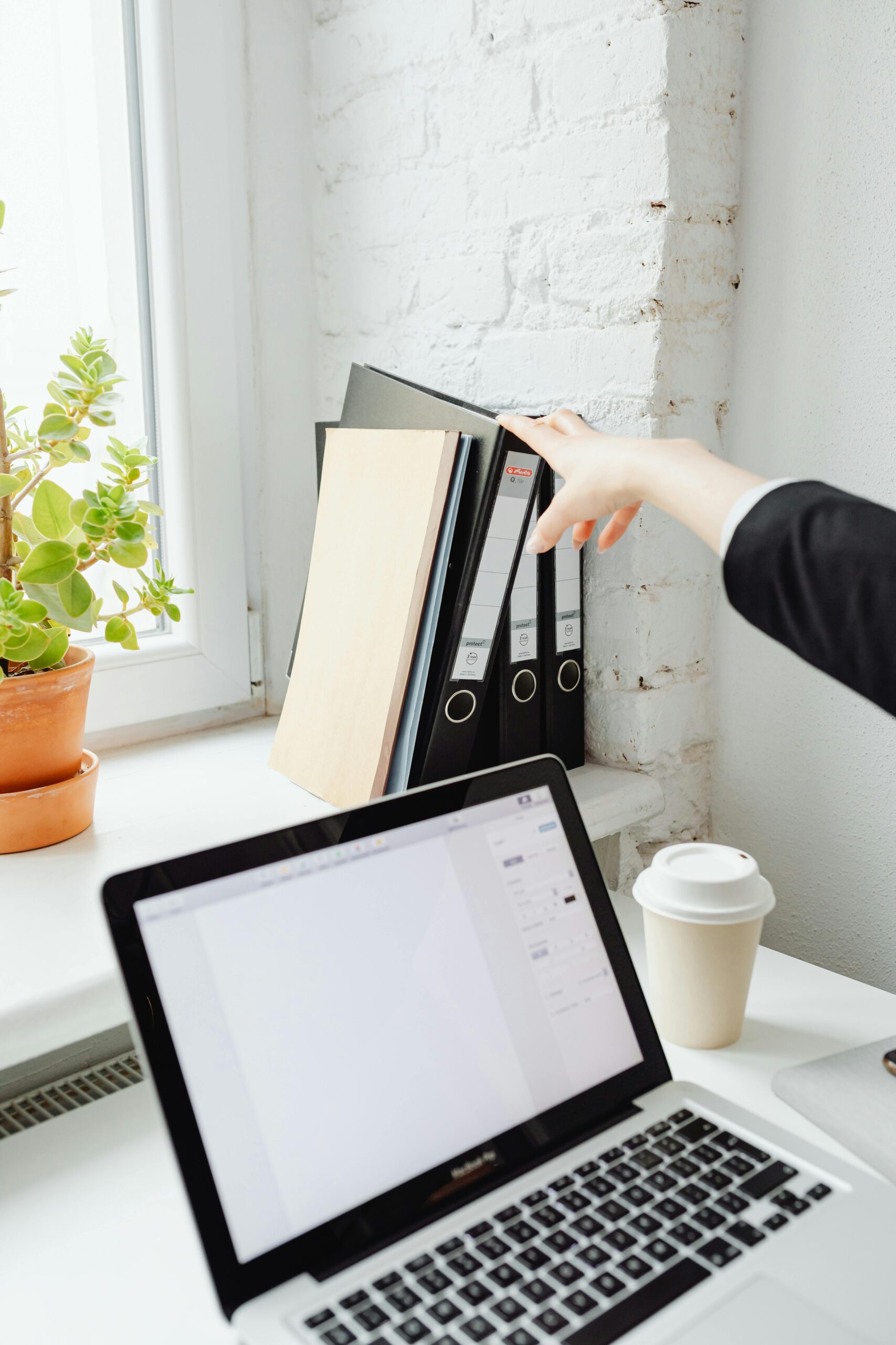 ordinateur dossier location Immoval préparation documents logement
