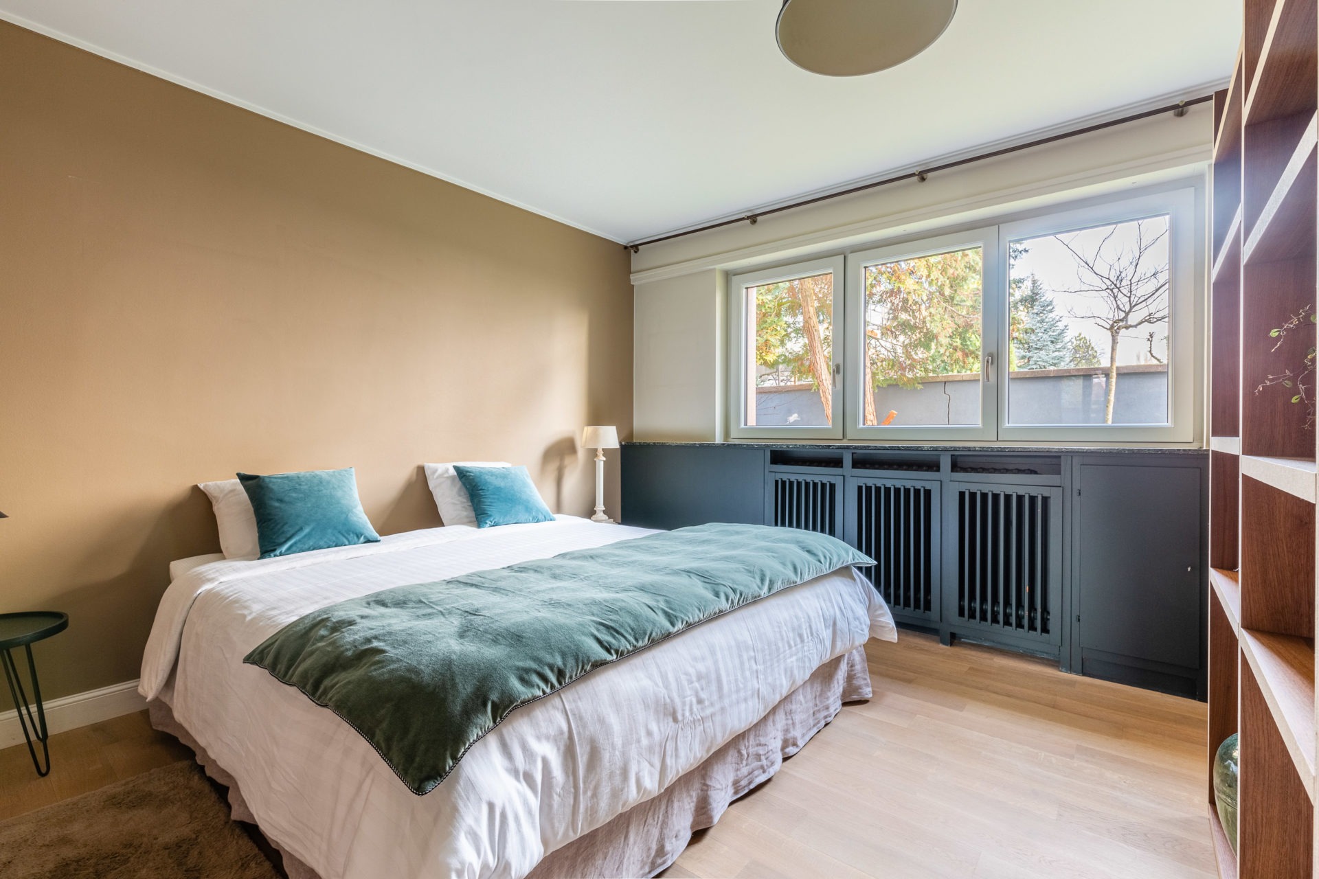 Une chambre épurée après un projet de home staging