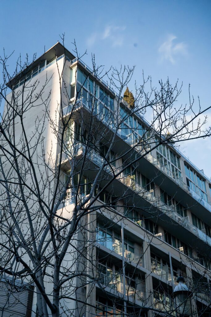 Façade d’immeuble à Strasbourg dans un environnement urbain au charme alsacien.