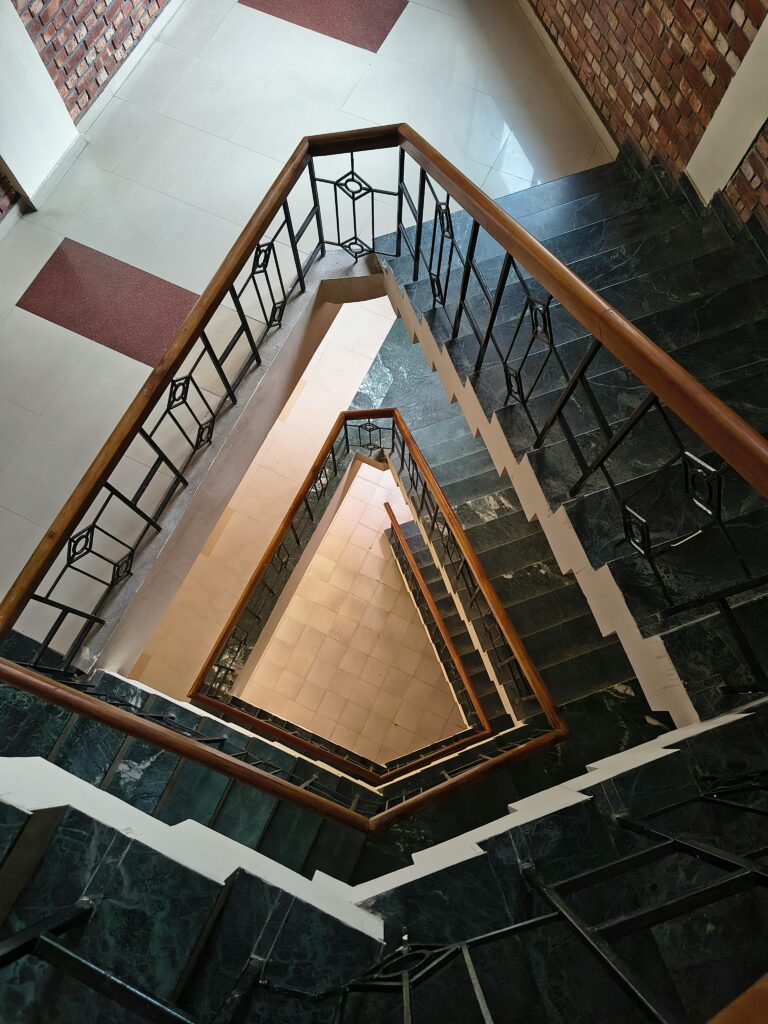 Escalier d’immeuble illustrant l’entretien des parties communes en copropriété.