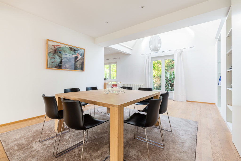 une salle à manger haut de gamme dans un appartement de standing