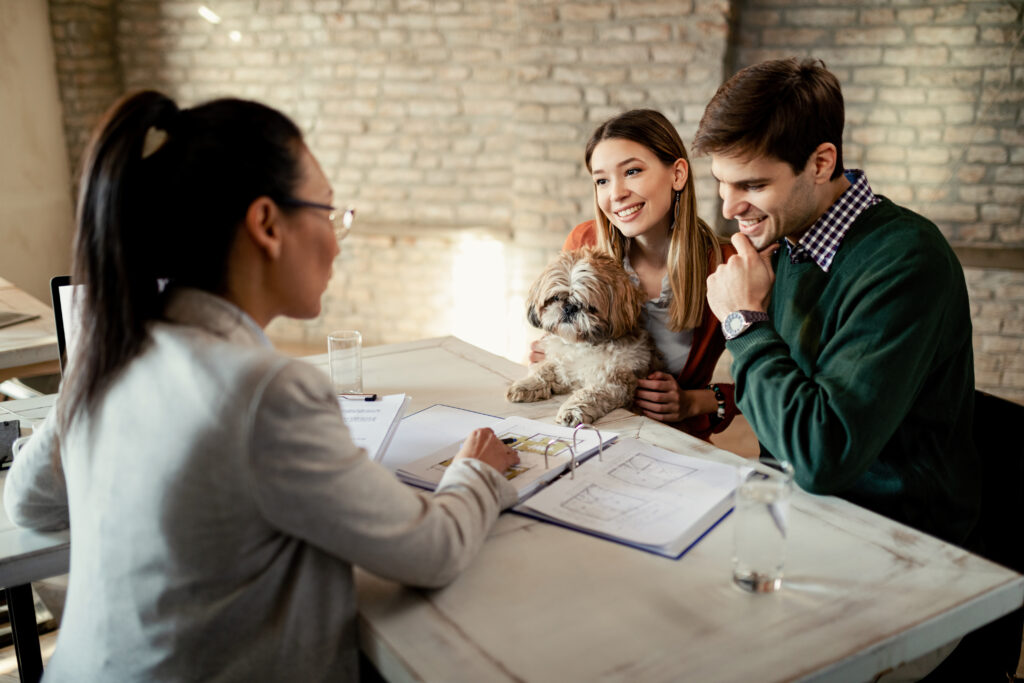 couple conseiller assurance immobilier rendez-vous sécurisation projet