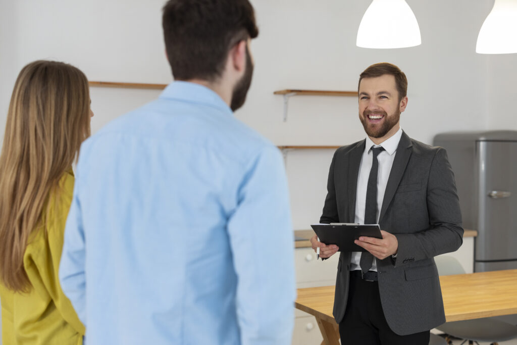 agent immobilier visite maison couple achat bien immobilier