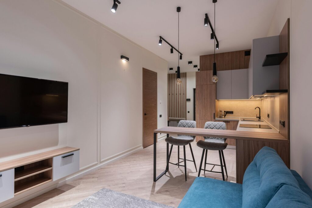 Pièce structurée avec séparation des espaces pour un aménagement intérieur fonctionnel.