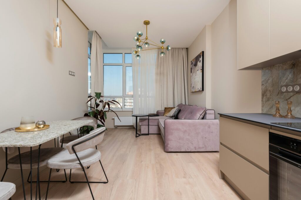 Intérieur pensé pour agrandir l’espace visuellement grâce à un aménagement lumineux et épuré.