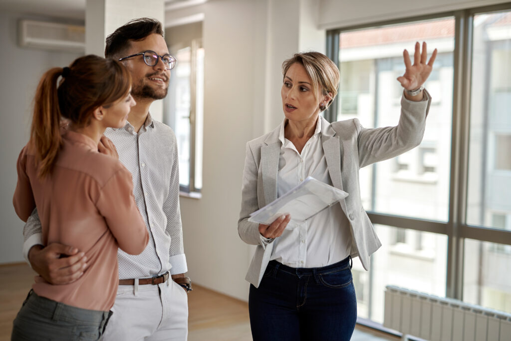 agent immobilier couple visite bien immobilier discussion achat logement