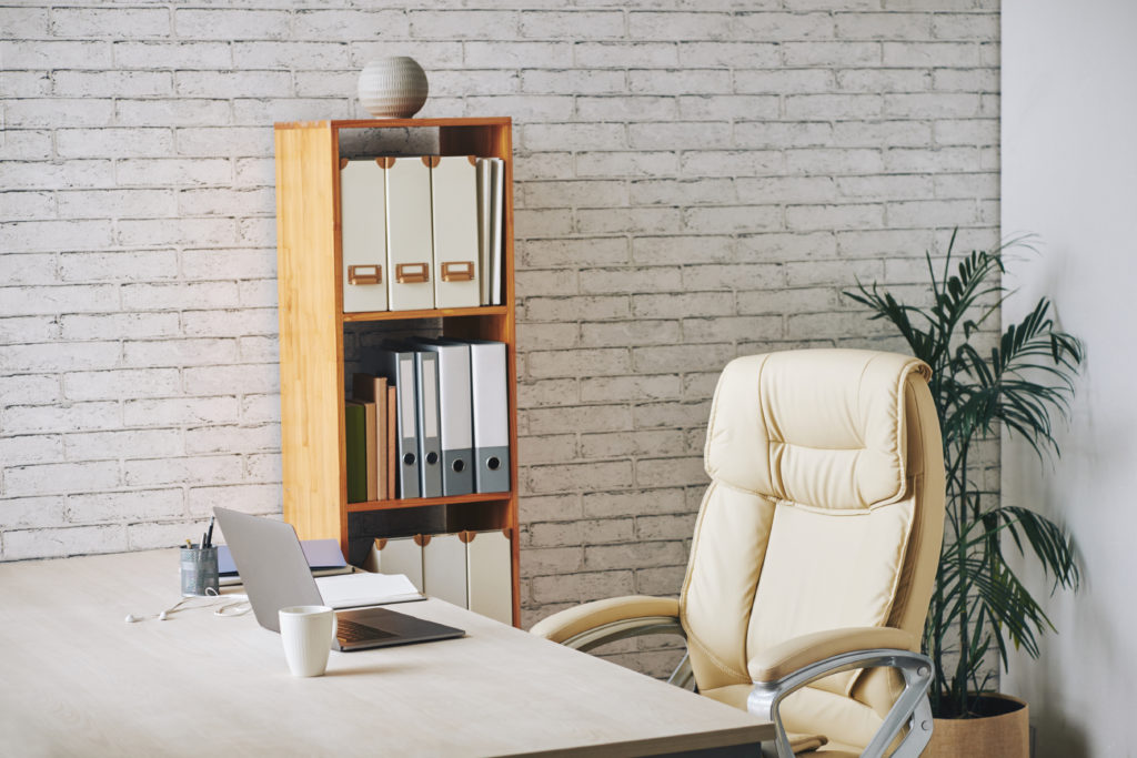 un bureau droit bien rangé et un fauteuil ergonomique