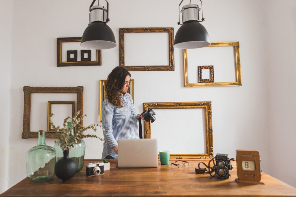 femme appareil photo prise de vue immobilier valorisation bien photo