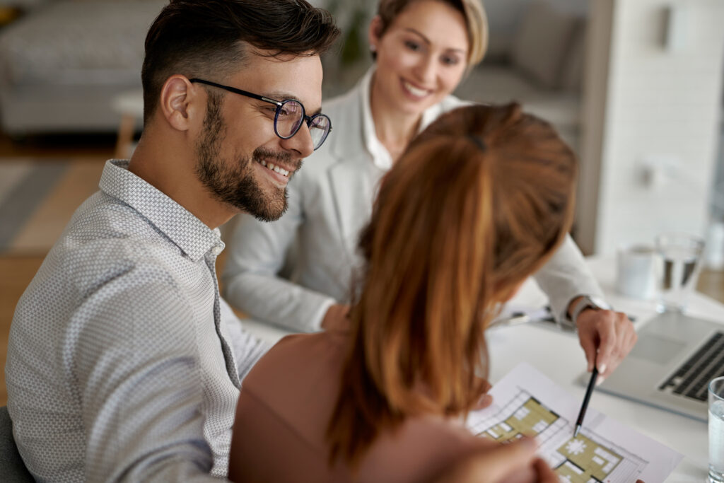 couple agent immobilier rendez-vous projet achat vente logement