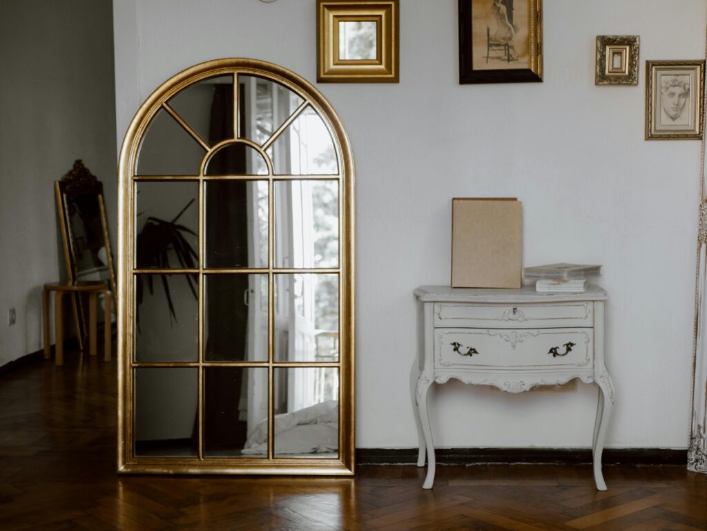 miroir salon décoration intérieure luminosité espace logement
