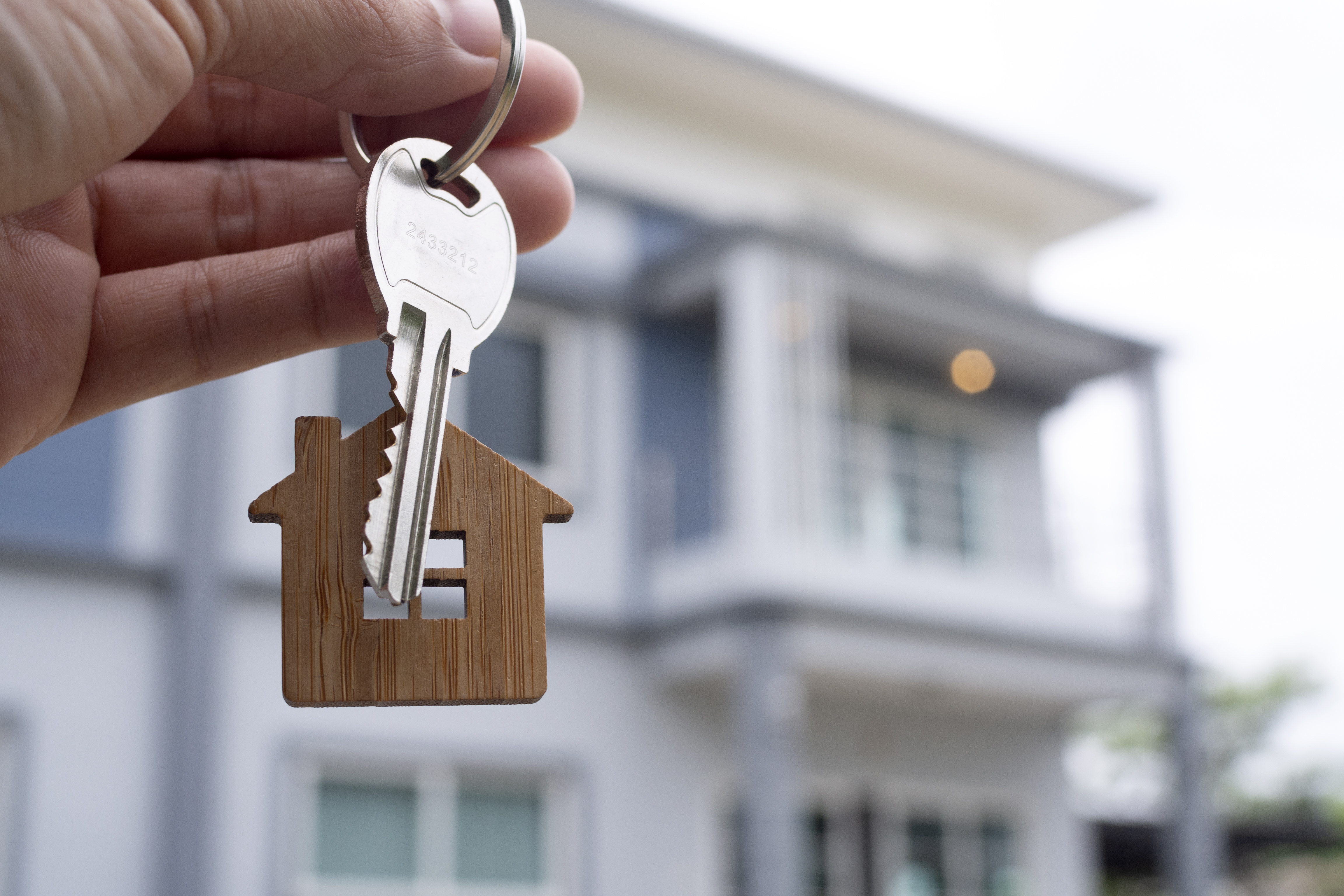 un propriétaire a réussi son investissement locatif et confie les clés du logement à son locataire