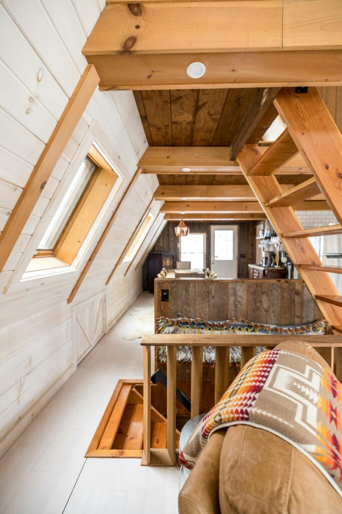 Personne réfléchissant aux questions essentielles avant de démarrer un projet immobilier.