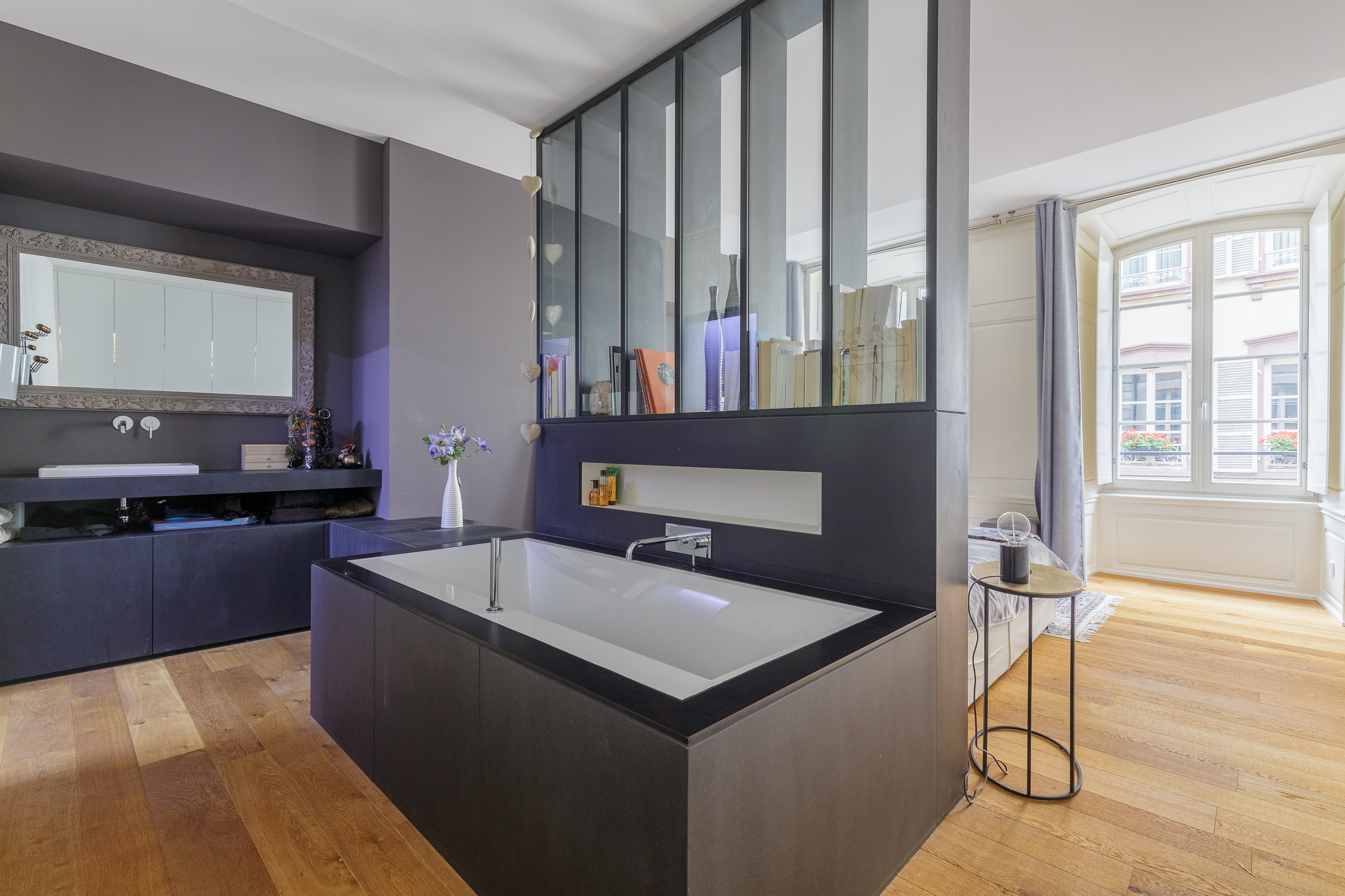 La salle de bains d'une suite parentale, moderne et design