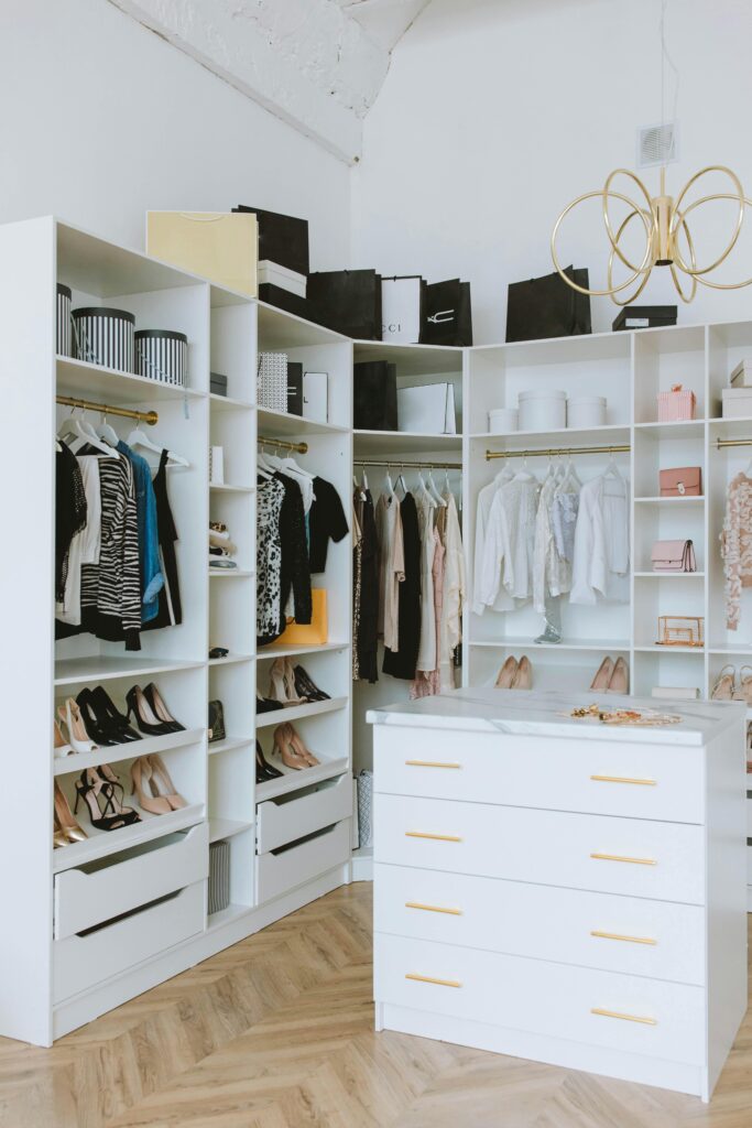 Dressing élégant avec vêtements, chaussures et rangements dans un intérieur contemporain.