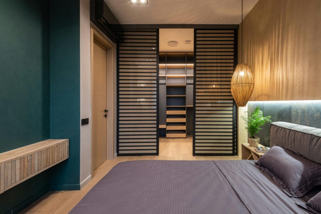 Chambre moderne avec lit, suspension en bambou et ambiance chaleureuse.