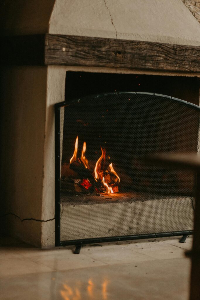 Poêle à bois moderne alliant efficacité énergétique et design contemporain.