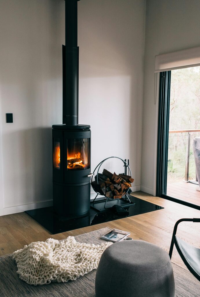 Salon lumineux au style minimaliste avec cheminée contemporaine.