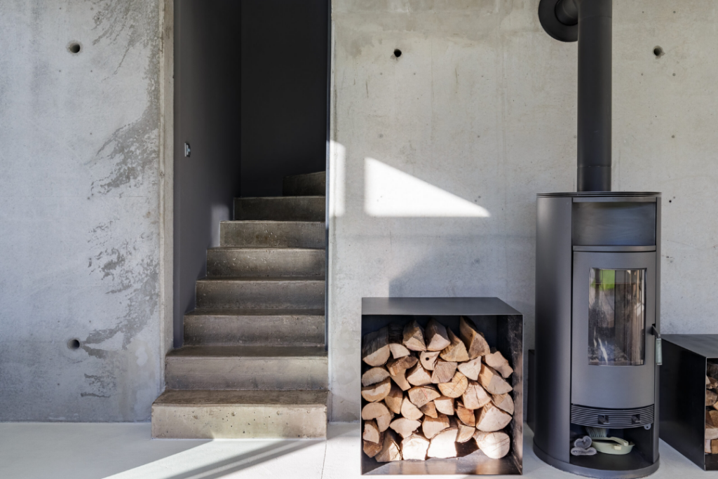 Cheminée au bois dans un intérieur chaleureux et élégant.