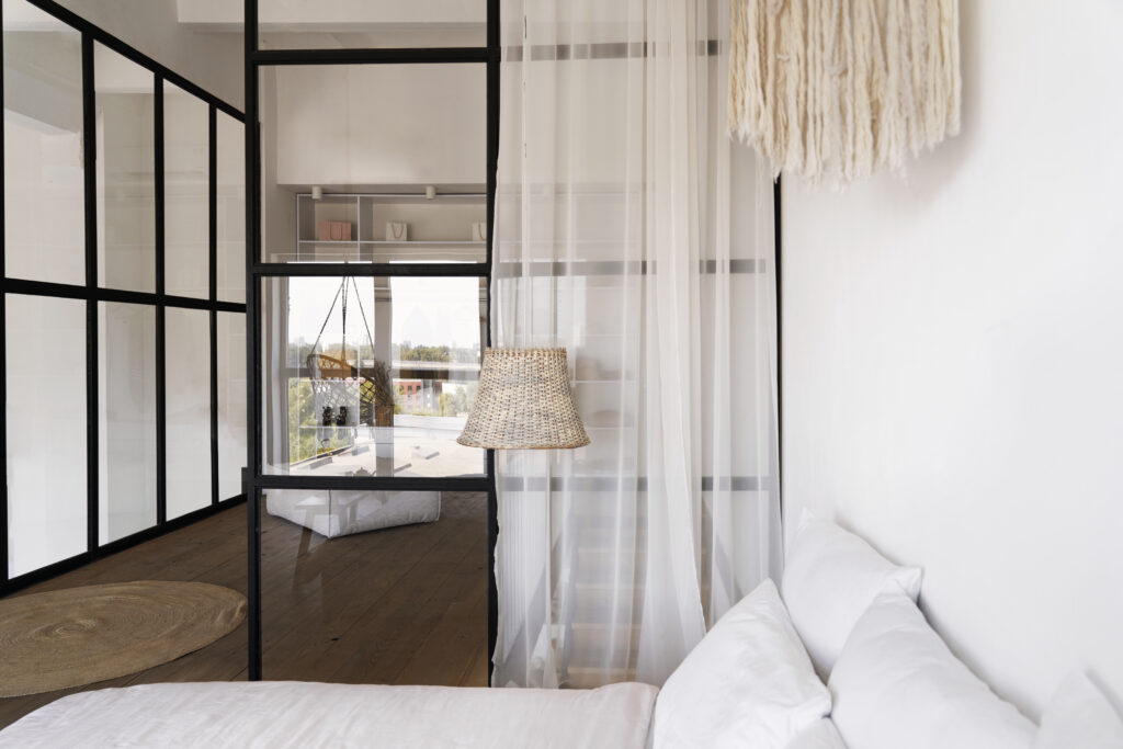 Chambre au design intérieur moderne avec espace adapté aux appels en visioconférence, vue de côté.