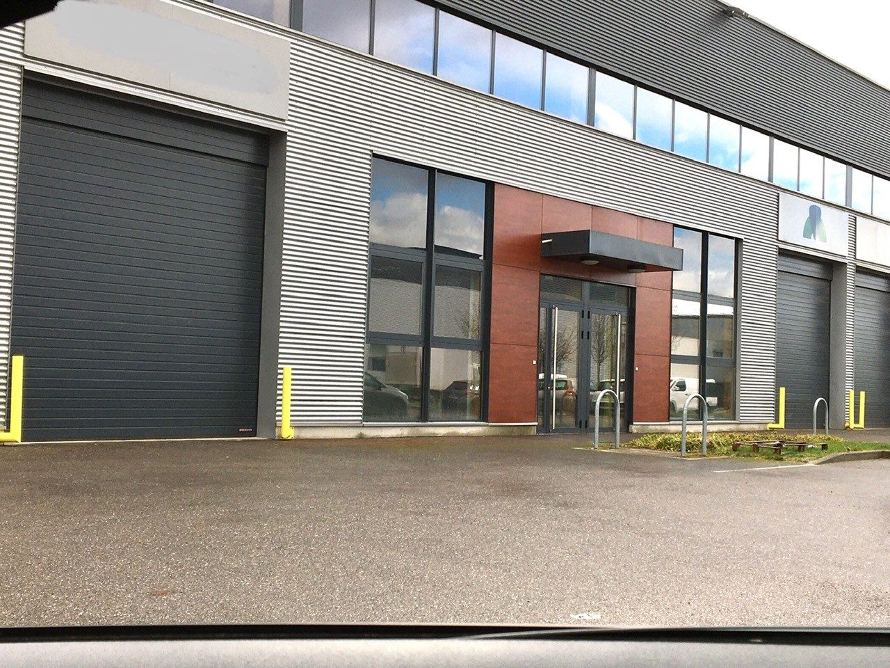 Local d'activité d'environ 753 m² dont 135m² des bureaux au P