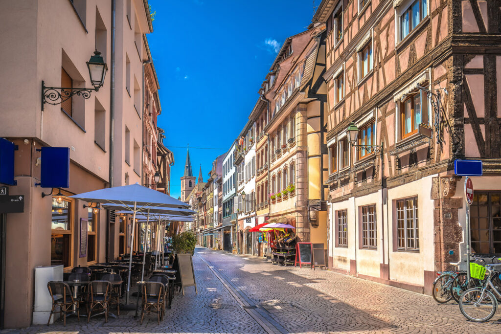 rue colorée Strasbourg centre historique maisons alsaciennes architecture