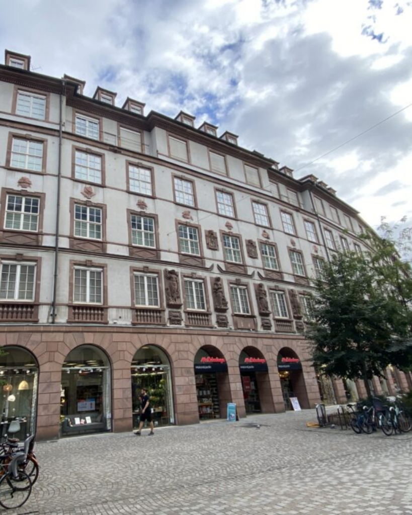 façade rue du 22 Novembre Strasbourg statues quatre éléments patrimoine