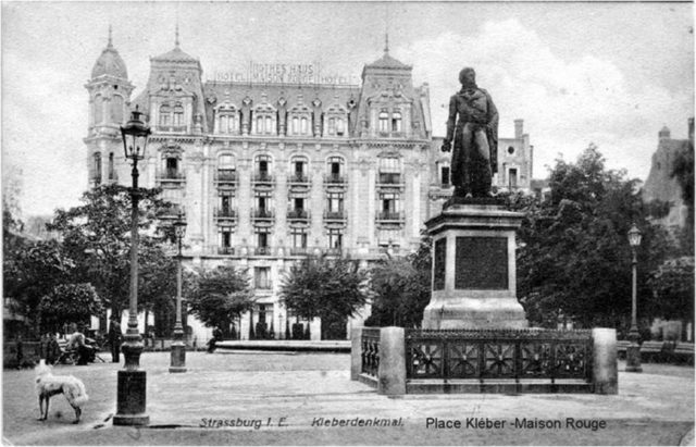 “L’Hôtel de la Maison Rouge, vers 1900.”