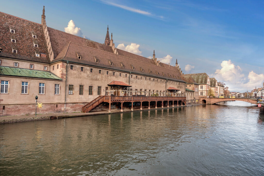 Façades colorées, pont et rivière à Strasbourg en Alsace, France.