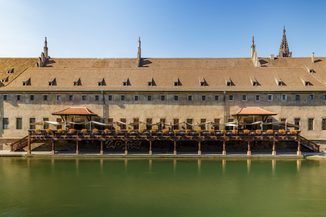 Ancienne Douane de Strasbourg, bâtiment historique emblématique du commerce fluvial médiéval.