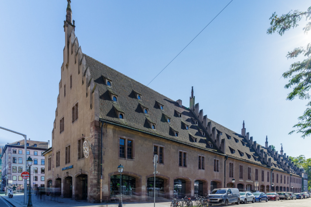 Photo de l’Ancienne Douane de Strasbourg, bâtiment historique situé au bord de l’Ill.