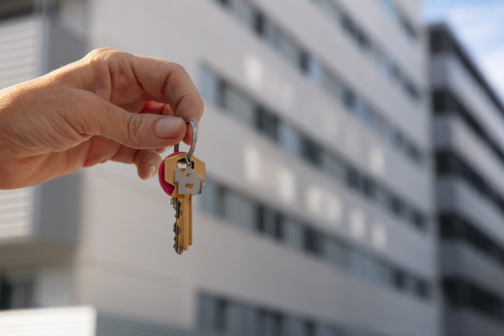 Main tenant des clés en extérieur.