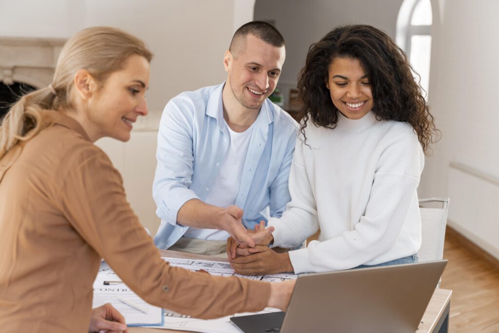 agent immobilier présente maison