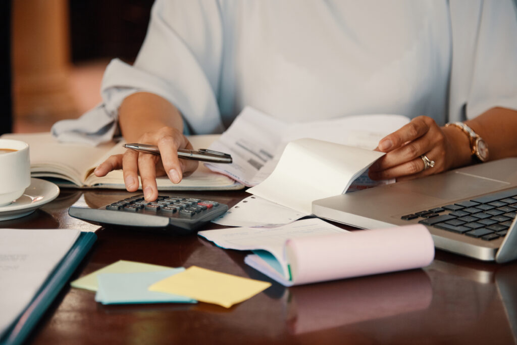 entrepreneur factures gestion budget immobilier finances documents