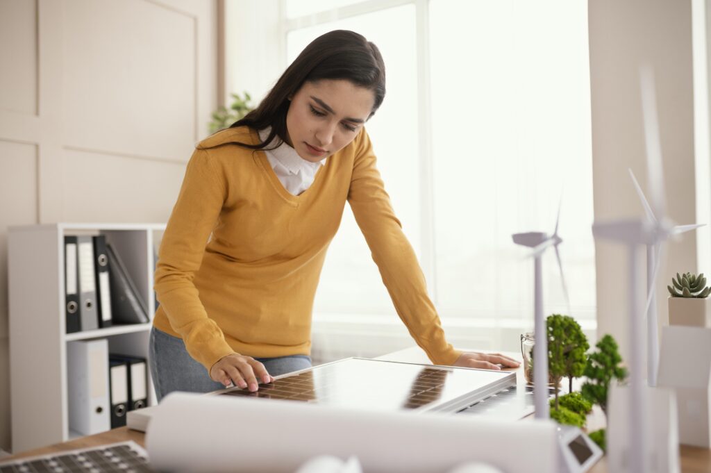 femme bureau travail projet immobilier organisation professionnelle