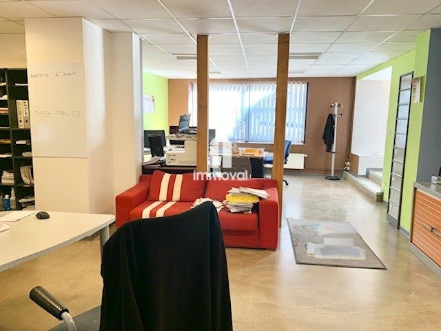 Local avec vitrine et espace de stockage 223 m² à l'Ouest d'E