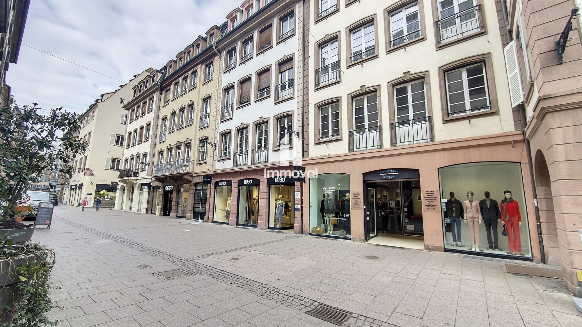 HYPER CENTRE 3 PIECES DE 68M² + COMBLES BRUTS  et TERRASSE