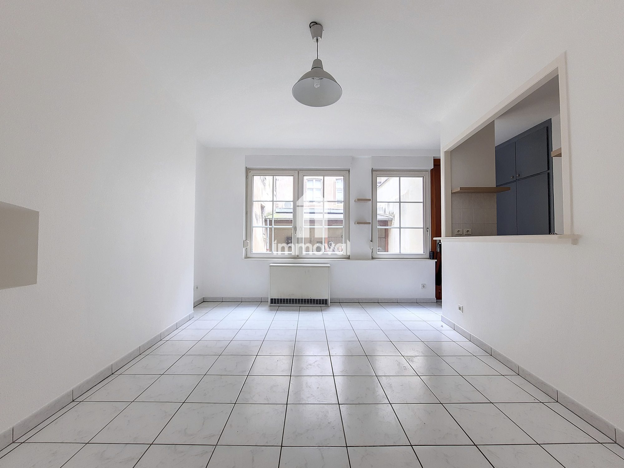 HYPER-CENTRE - 1 pce de 26.18m² au calme en rdc
