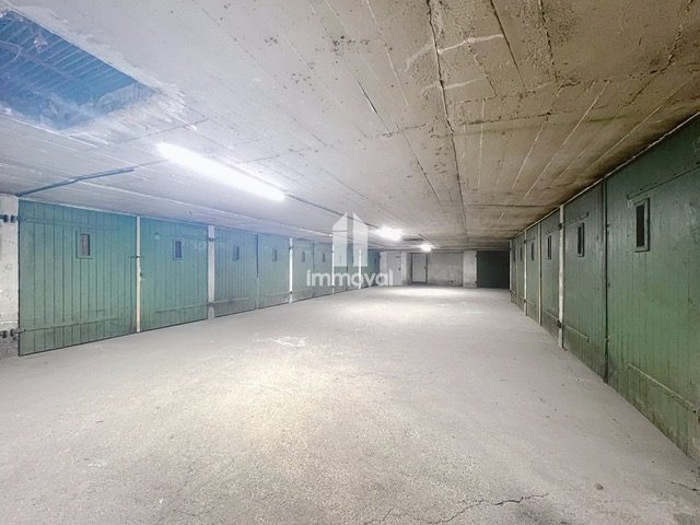 ENSEMBLE IMMOBILIER composé de 19 Garages au sous sol
