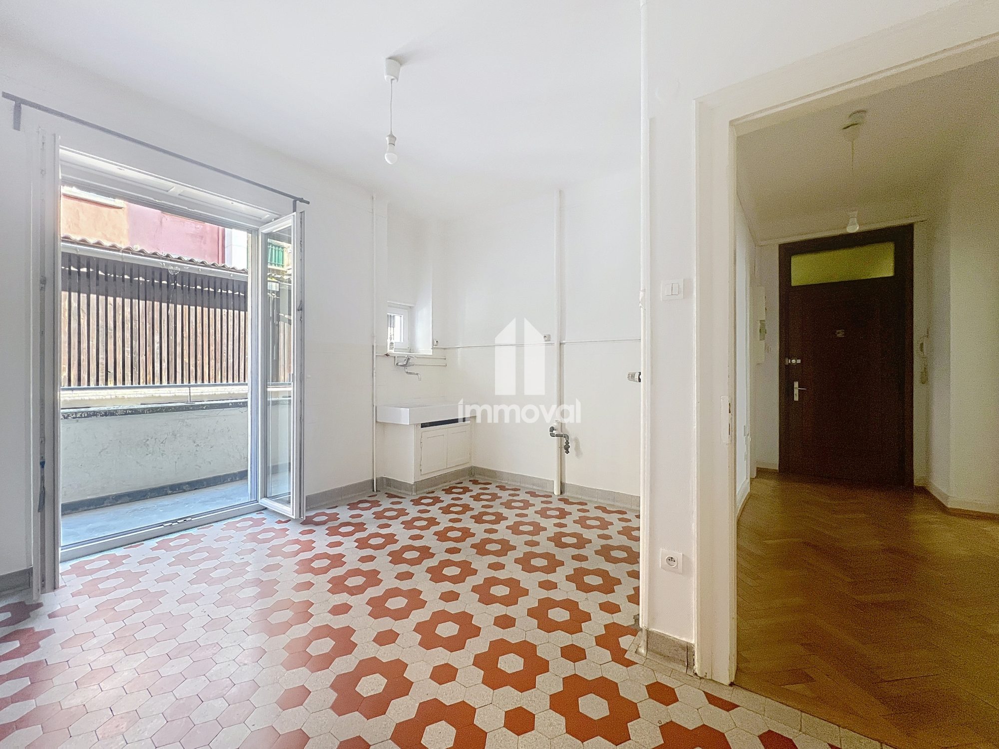 Gare appartement 2 pièces de 57.56 m² avec balcon