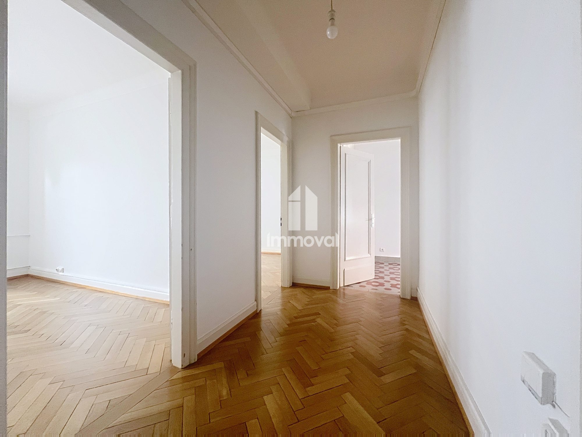 Gare appartement 2 pièces de 57.56 m² avec balcon