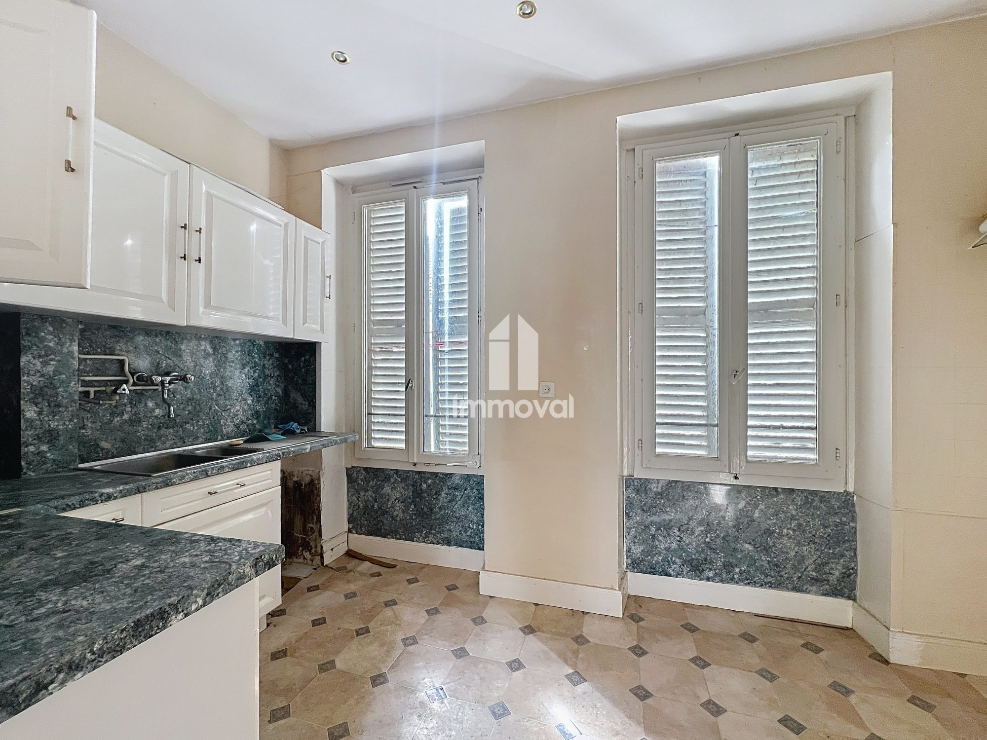 Rue du Travail, F3/4 de 76 m2, parties communes neuves