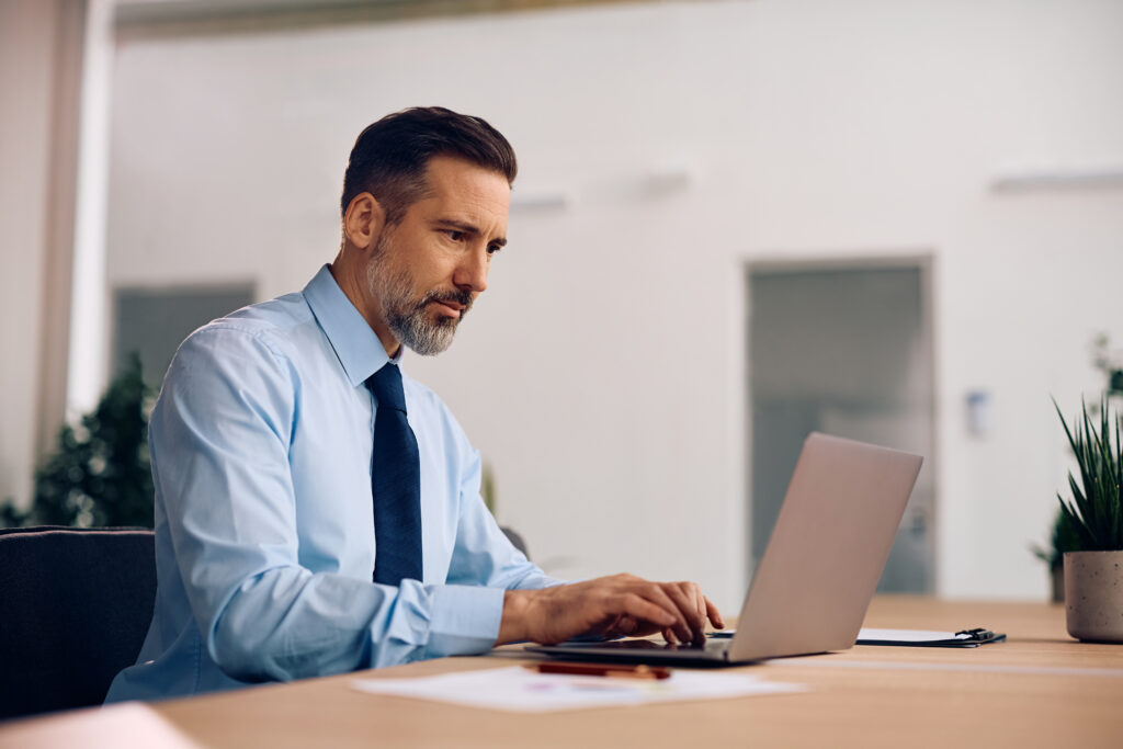 agent immobilier au bureau
