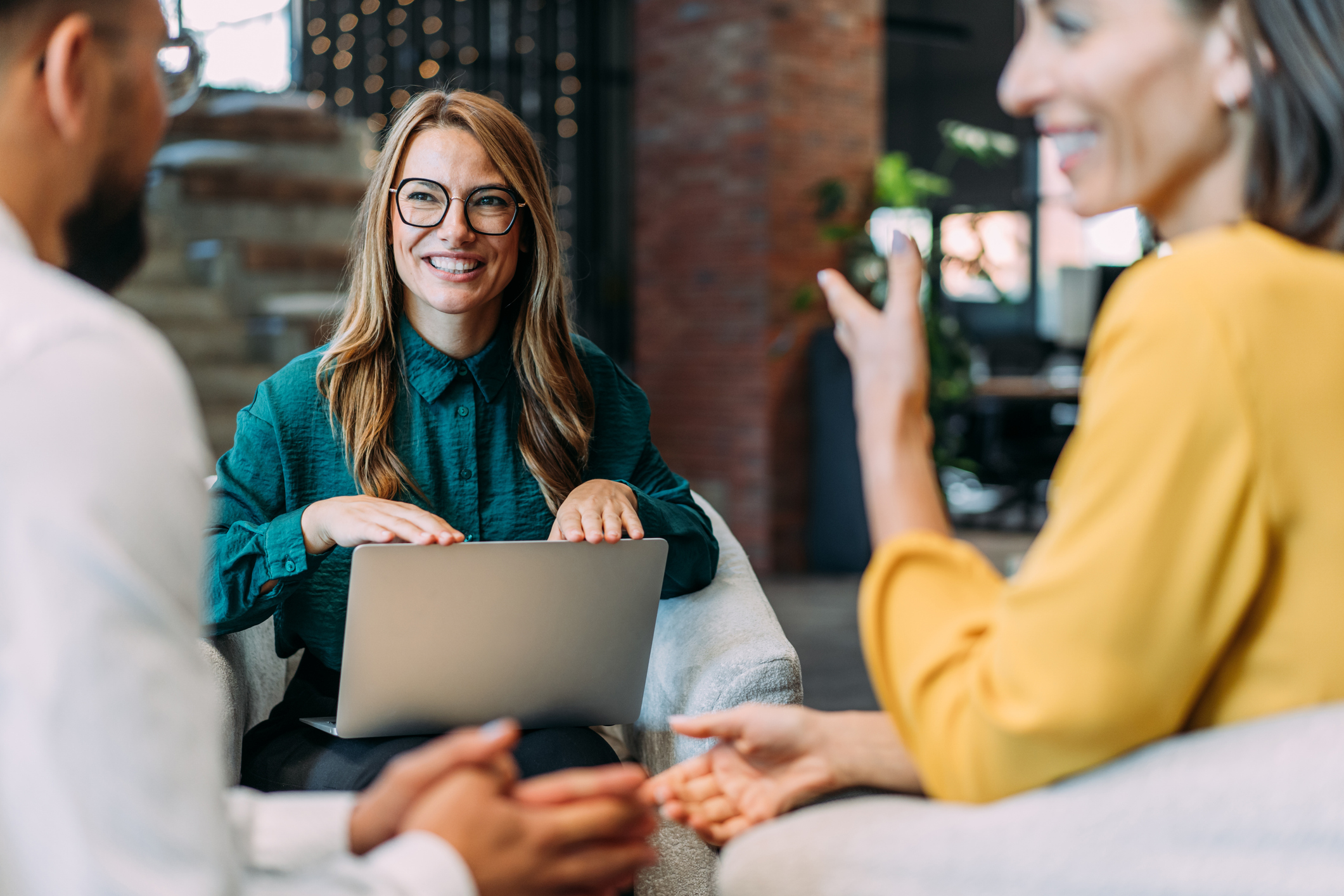 Agent immobilier en rendez-vous avec clients
