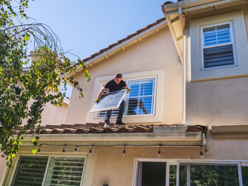 installation panneaux solaires toiture énergie renouvelable maison écologique