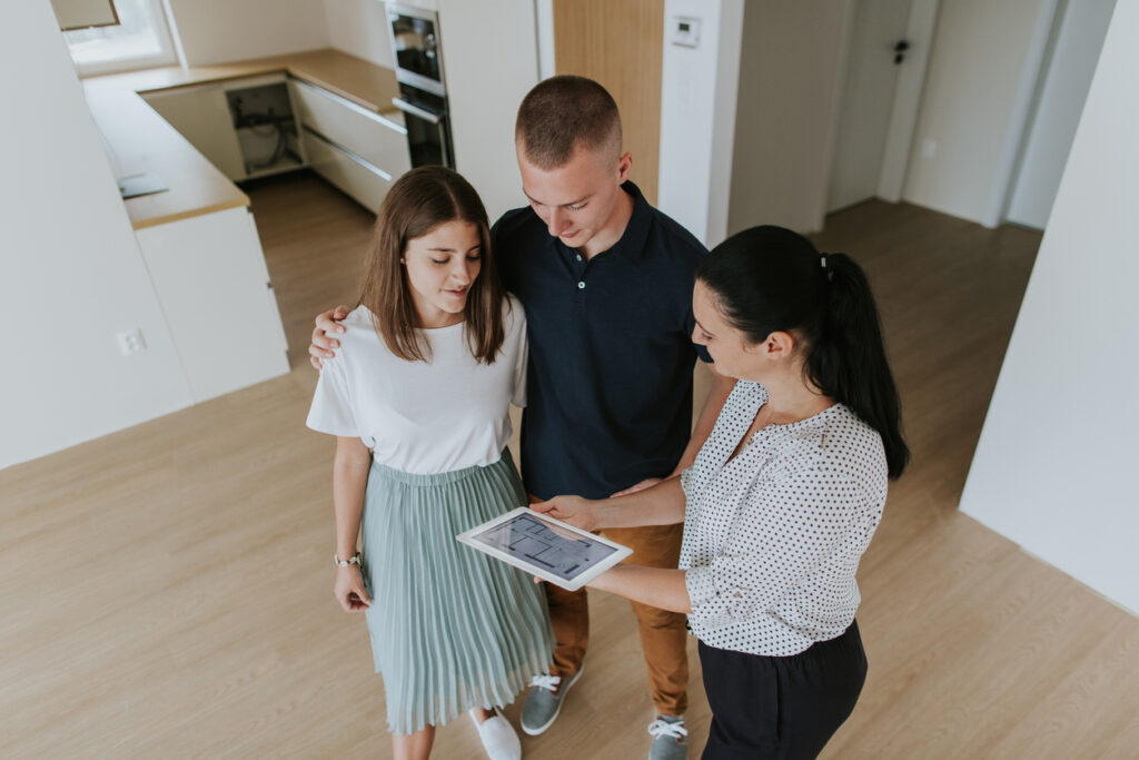 agent immobilier présente maison à vendre