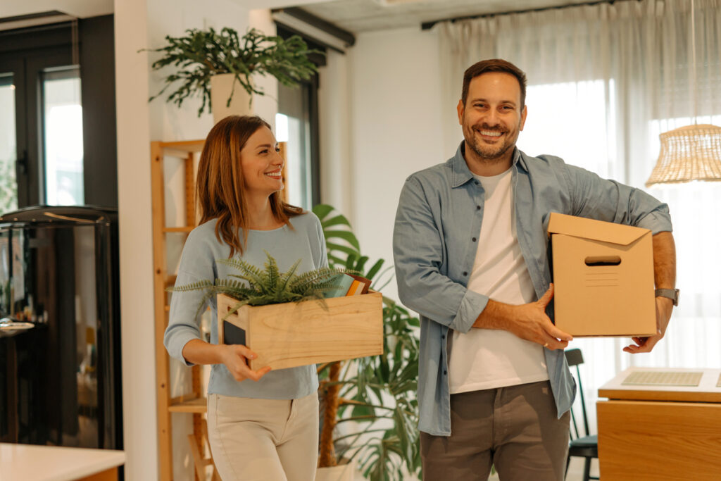 couple déménagement nouveau logement cartons installation maison