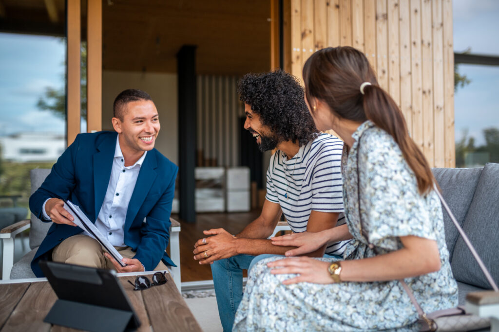 Agent immobilier Immoval en rendez-vous avec des clients pour un projet immobilier.