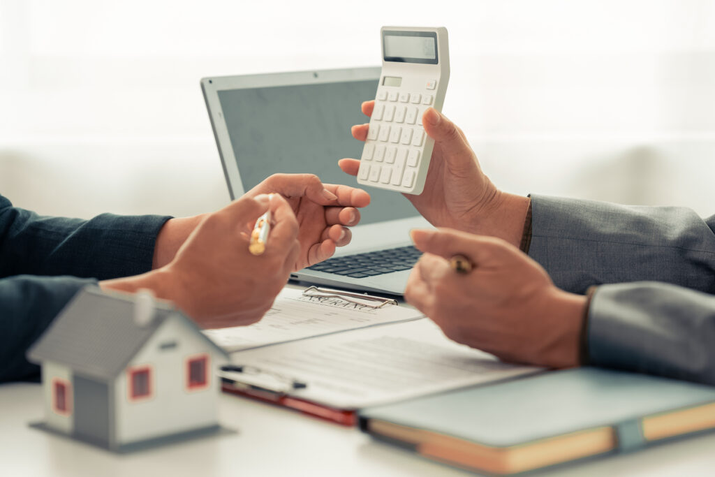 Agent immobilier présentant les conditions du contrat d’achat immobilier à un client avant la signature.