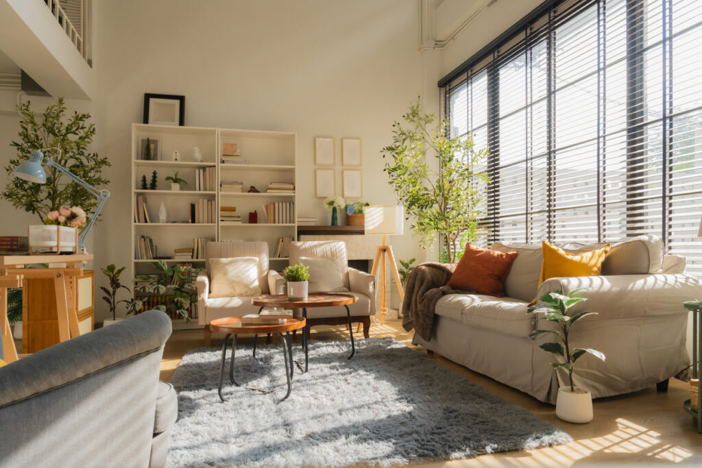 Salon cosy et contemporain avec décoration chaleureuse et lumière naturelle.