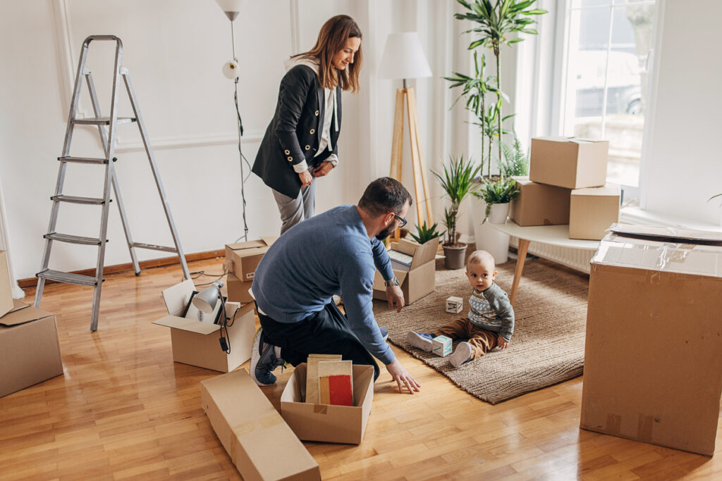 famille bébé déménagement nouveau logement cartons installation maison